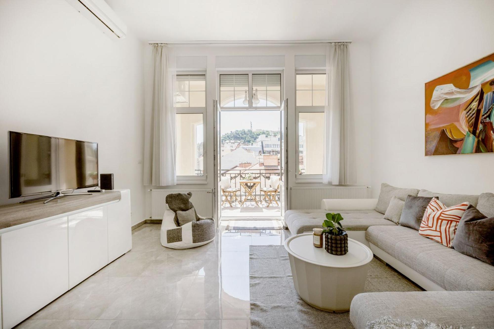 Walk To Vaci Street - Live In Lux Designer *